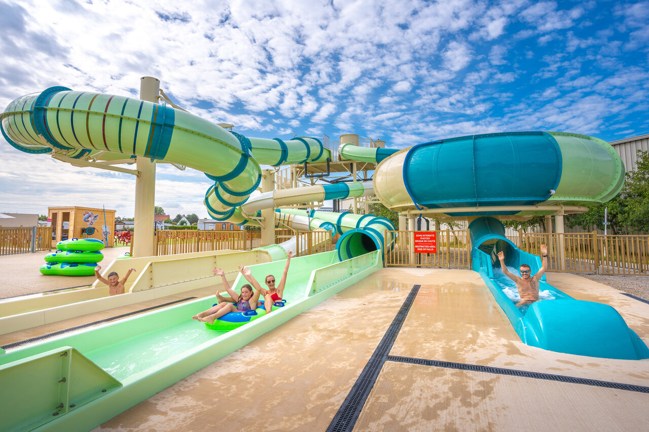 Giant water slides, outdoor pool at VAGUES OCEANES Licorne campsite in Dunkerque (59).