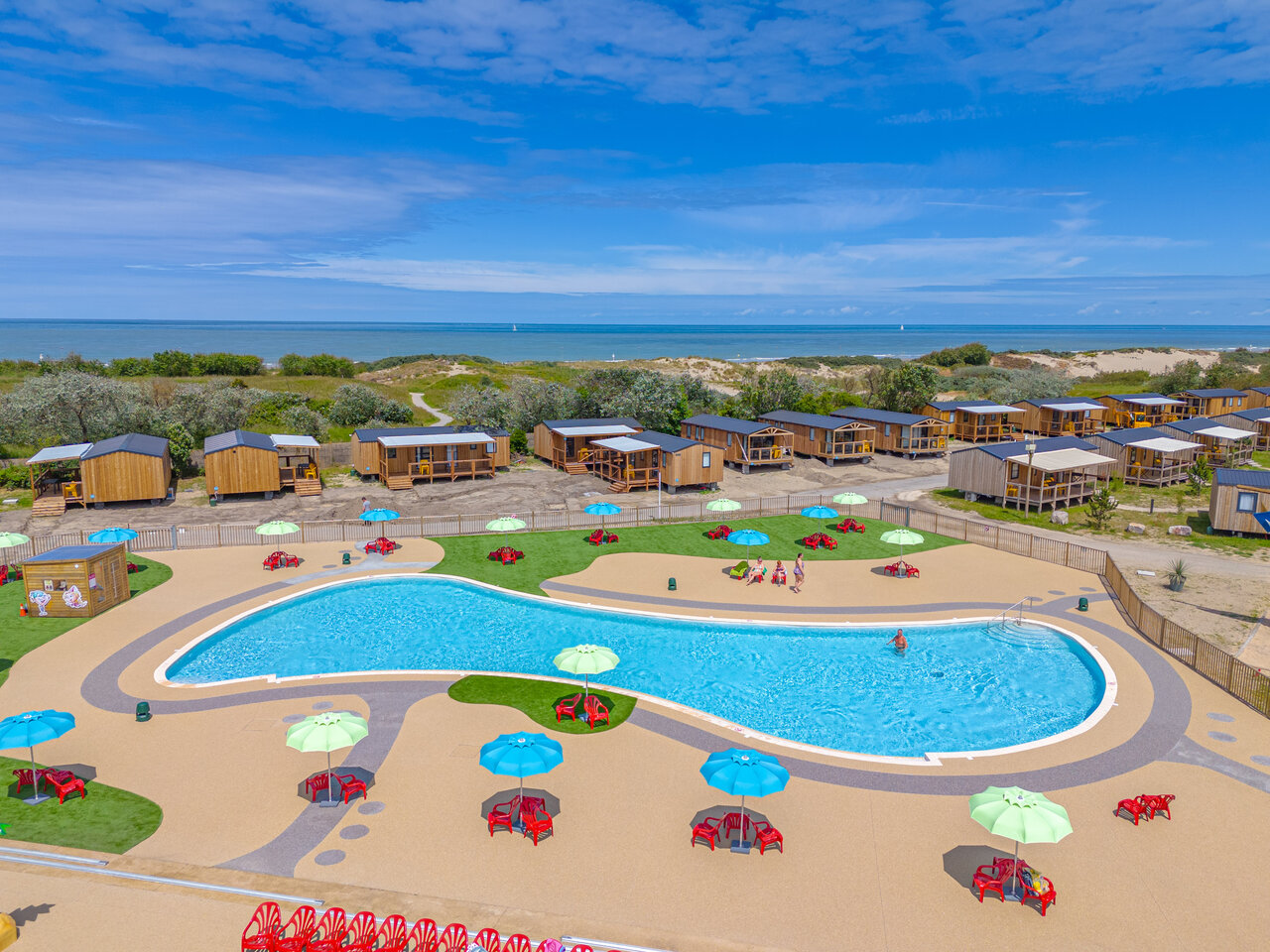 Outdoor swimming pool, accommodations and beach at VAGUES OCEANES Licorne campsite in Dunkerque (59).