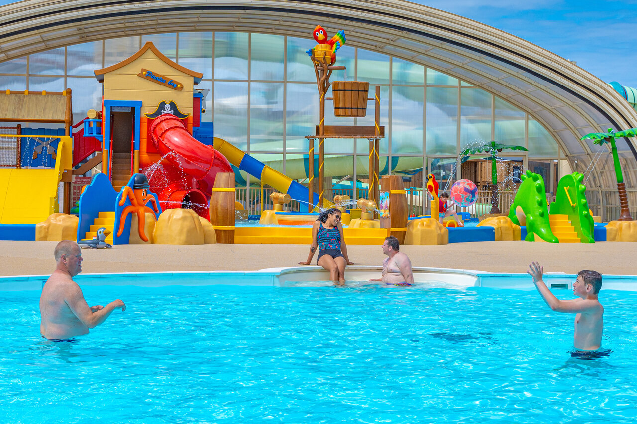 Indoor pool, waterslides and water games at VAGUES OCEANES Licorne campsite in Dunkerque.