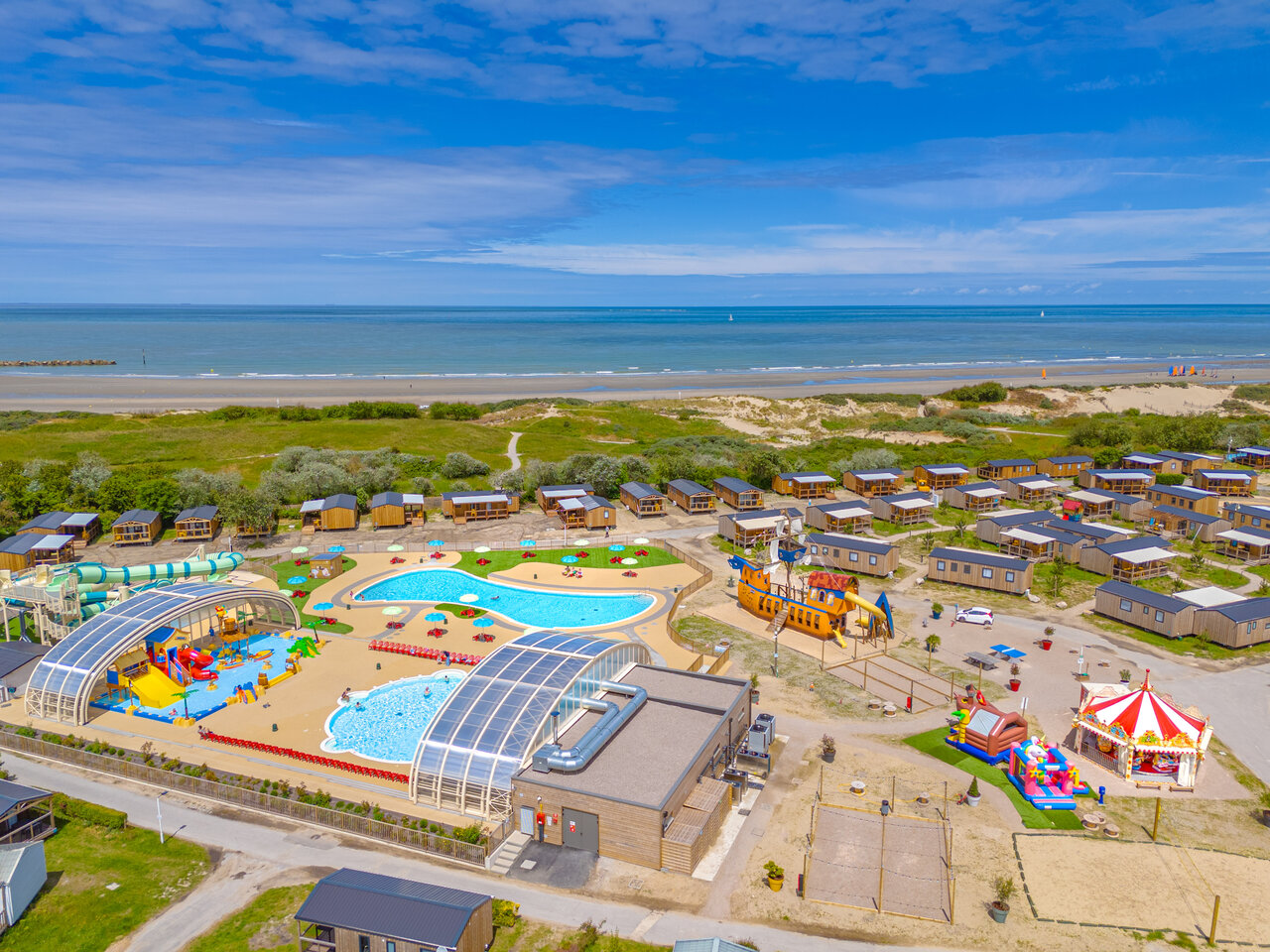 Water park, mobile homes, beach, aerial view at VAGUES OCEANES Licorne campsite.