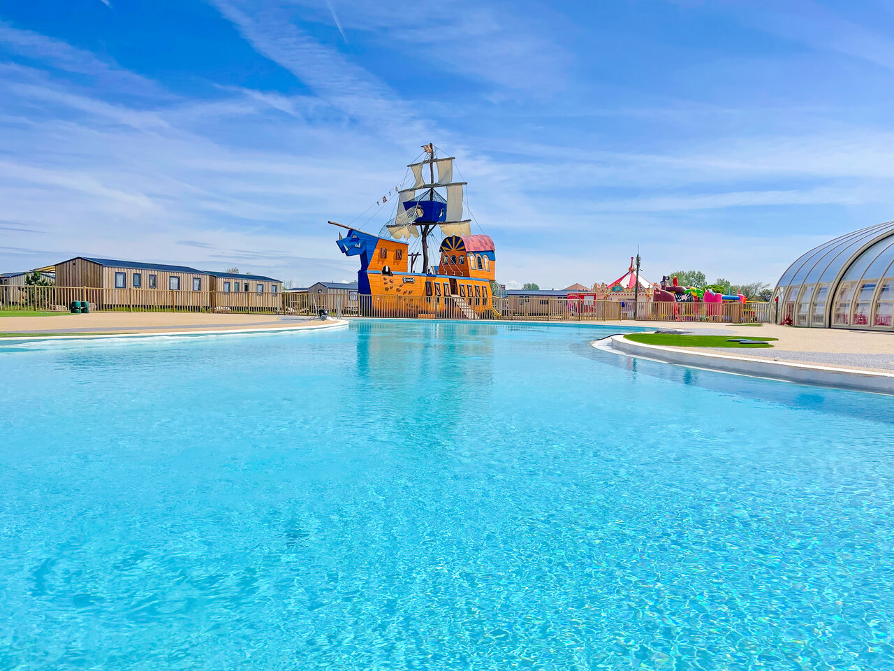 Outdoor pool, pirate ship, accommodations at VAGUES OCEANES Licorne campsite in Dunkerque (59).