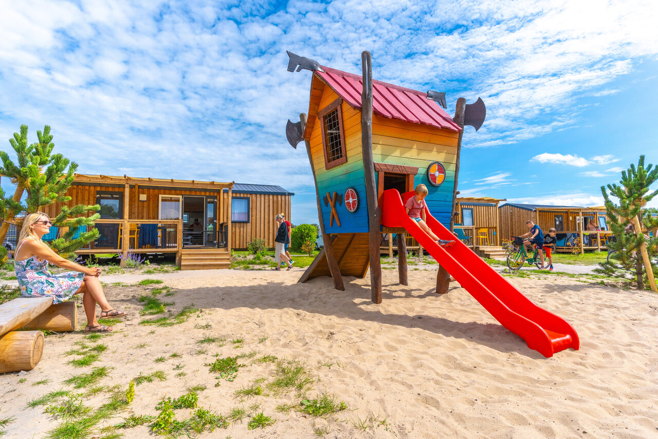 Playhouse, slide, mobile homes at VAGUES OCEANES Licorne campsite in Dunkerque (59).