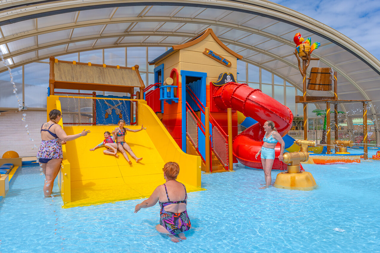 Indoor water park with slides and water games at VAGUES OCEANES Licorne campsite in Dunkerque (59).