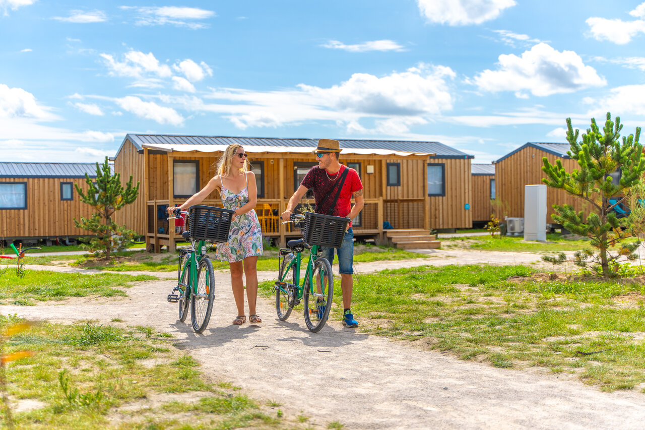 Couple with bicycles, modern mobile homes, VAGUES OCEANES Licorne campsite, Dunkerque (59).