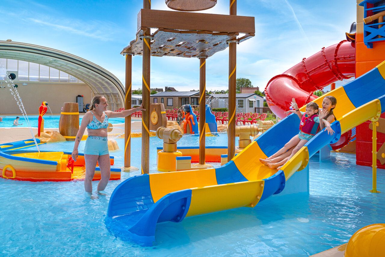 Water slide, water games and children's pool at VAGUES OCEANES Licorne campsite.