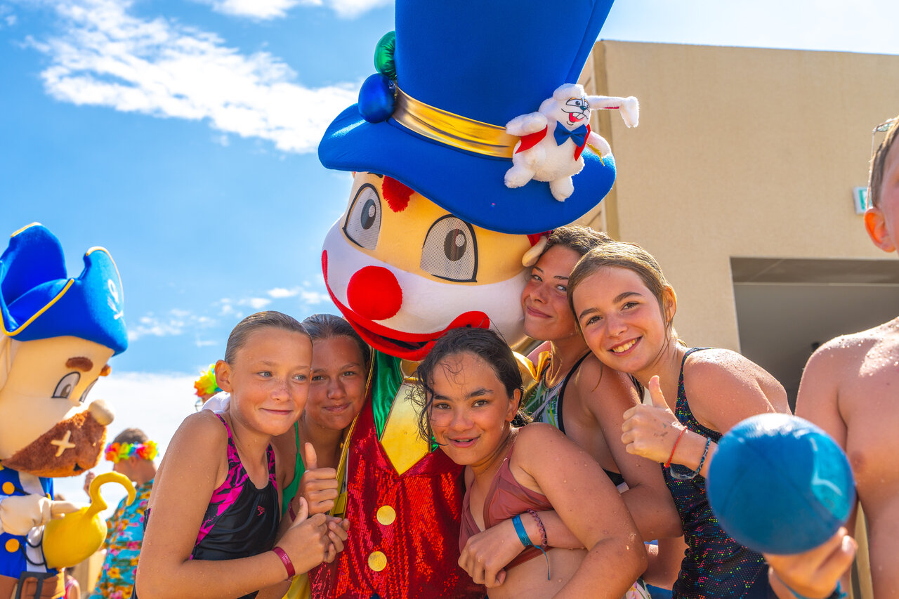 Smiling children with magician and pirate mascots at VAGUES OCEANES Licorne campsite in Dunkerque (59).
