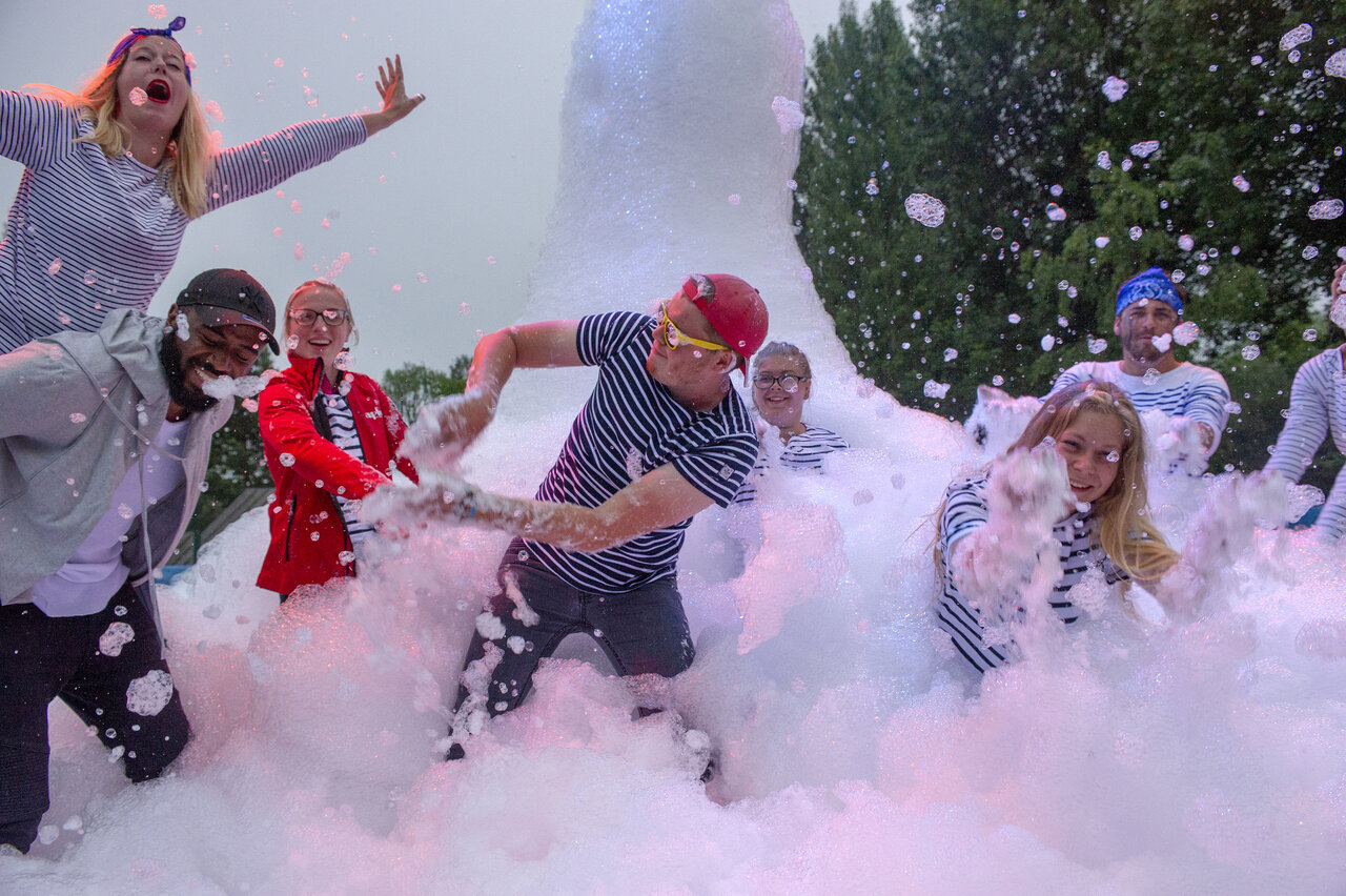 Exciting foam party for campers at CAPFUN Lila campsite in LINXE (40).