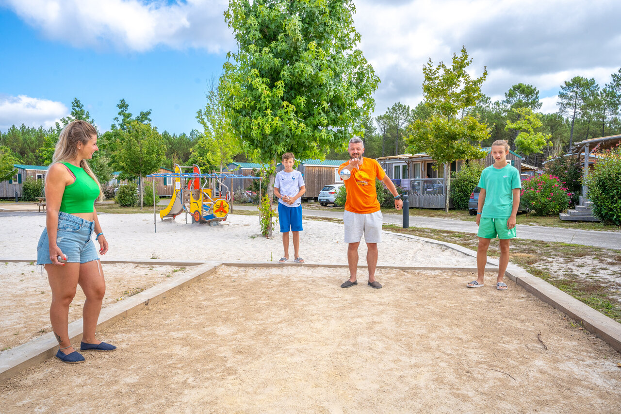 Family playing p�tanque at CAPFUN Lila campsite in LINXE (40).