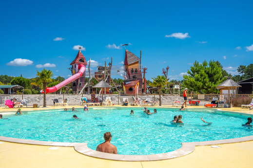 Outdoor pool with slide and water games at CAPFUN Lila campsite in LINXE (40).