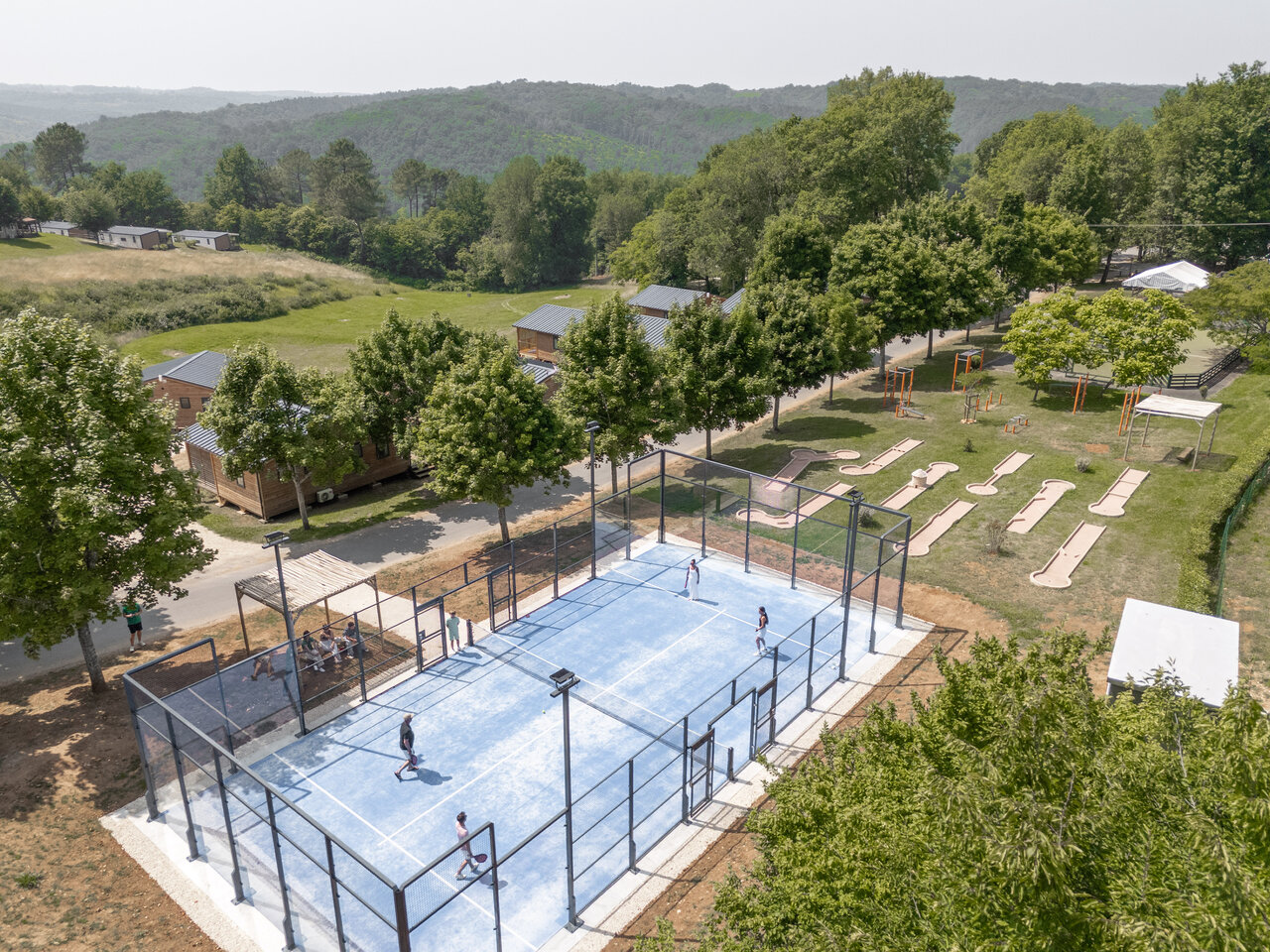 Padel court, mini-golf, accommodations at camping CLICOCHIC Linotte in Le Bugue (24).