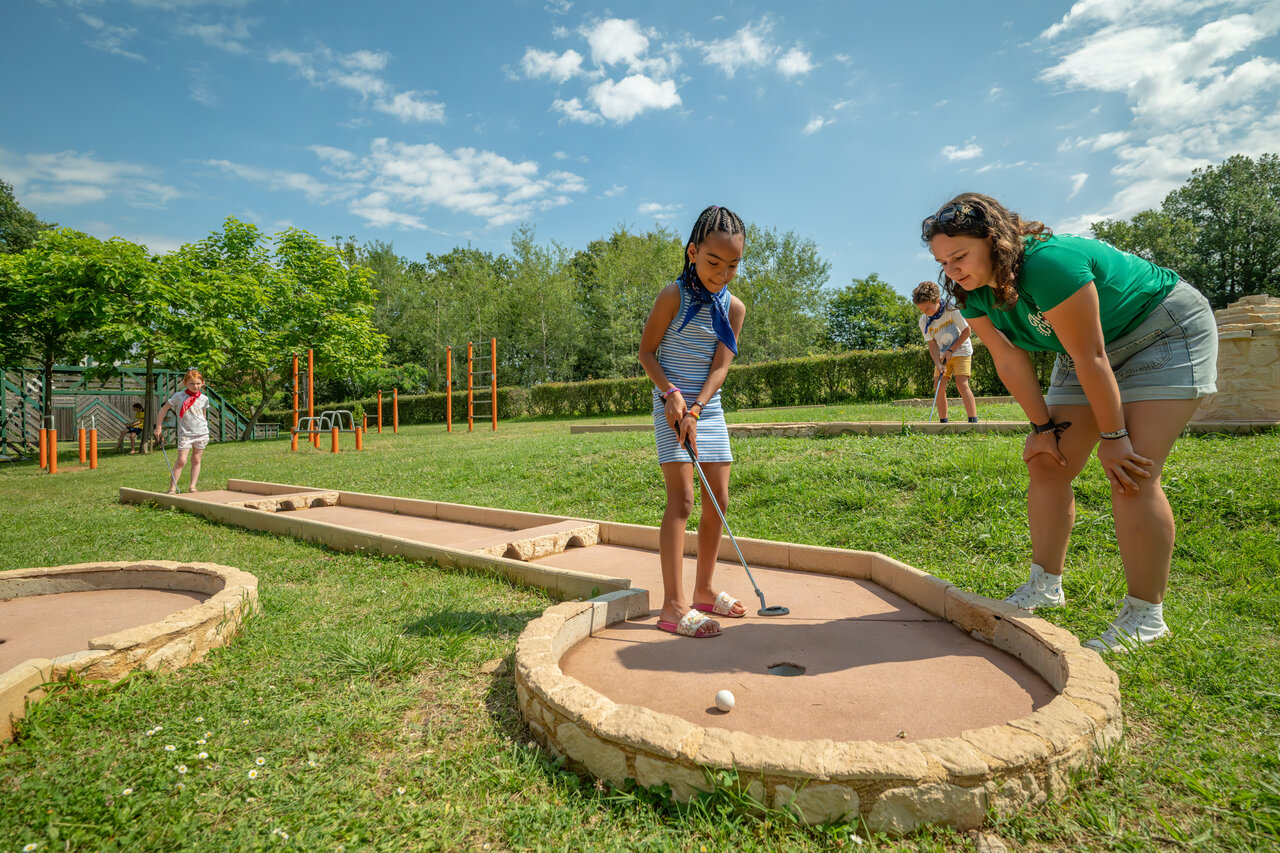 Mini-golf with children and animator at CLICOCHIC Linotte campsite in Le Bugue (24).