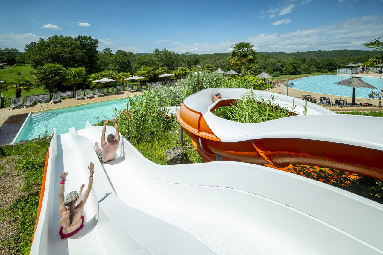 Water slides and outdoor swimming pools at camping CLICOCHIC Linotte in Le Bugue (24).