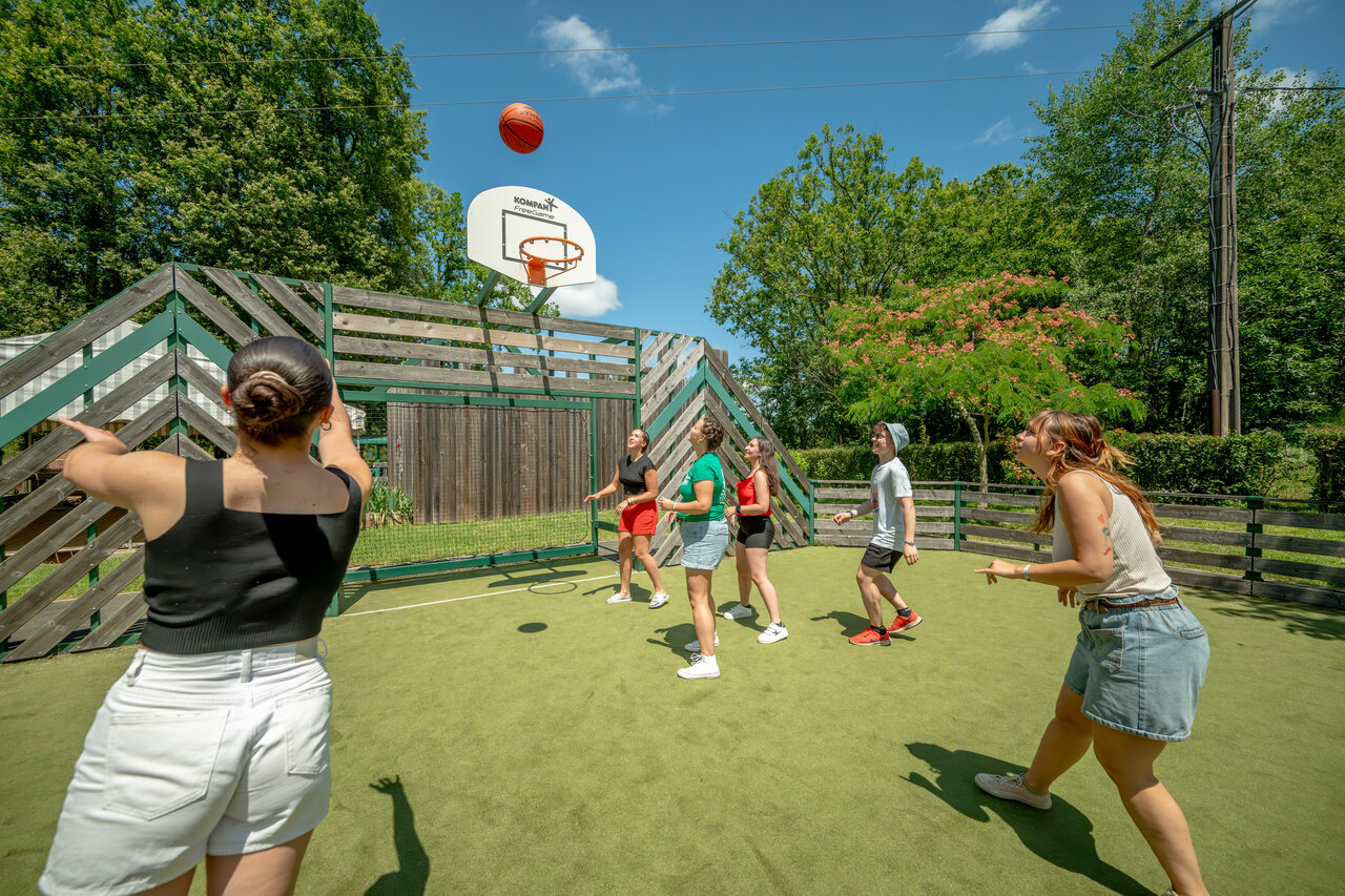 Basketball on multisport court, young people at CLICOCHIC Linotte campsite in Le Bugue (24).