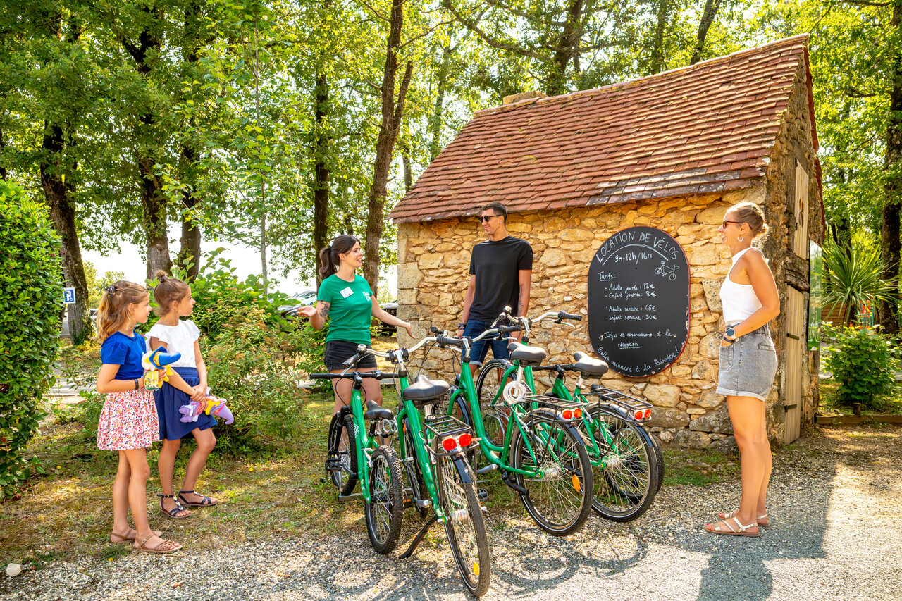 Green bicycle rental for families at camping CLICOCHIC Linotte in Le Bugue (24).