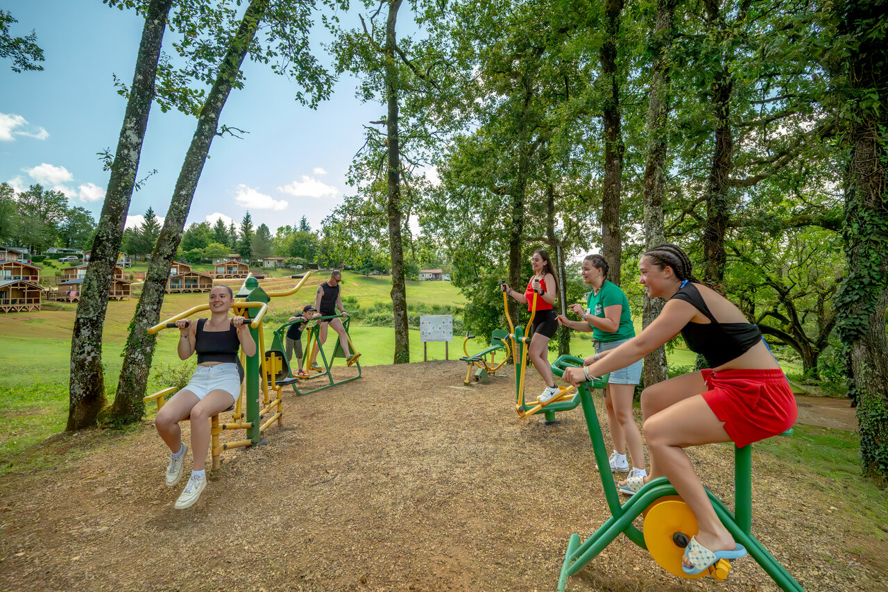 Outdoor fitness equipment with active campers at CLICOCHIC Linotte, Le Bugue (24).