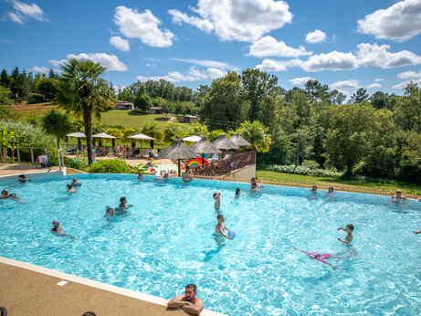 Family outdoor pool, swimming, water games at CLICOCHIC Linotte campsite, Le Bugue.