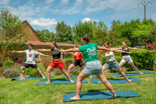 Outdoor yoga class with instructor at CLICOCHIC Linotte campsite.