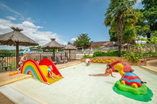 Kids' pool, rainbow slide and water games at CLICOCHIC Linotte Le Bugue.