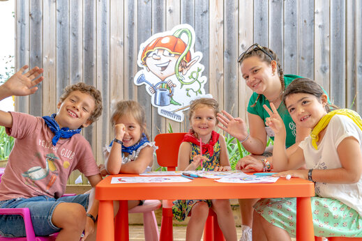 Kids' animation, creative activity with the animator at CLICOCHIC Linotte campsite in Le Bugue (24).
