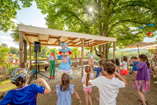 Children's animation with mascot and dancing at CLICOCHIC Linotte campsite in Le Bugue (24).