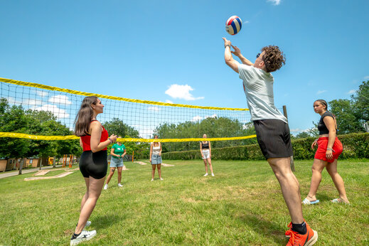 Volleyball court with young people at CLICOCHIC Linotte campsite in Le Bugue (24).