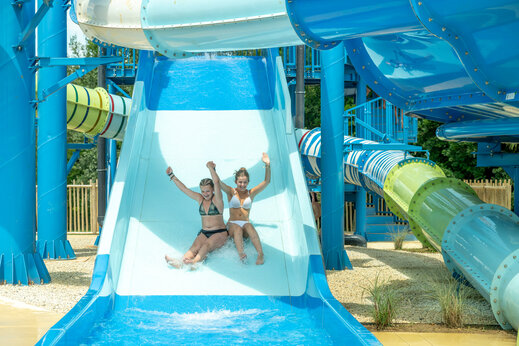 Young women on giant water slide CLICOCHIC Linotte campsite in Le Bugue (24).