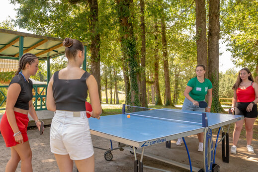 Table tennis activity for young people at campsite CLICOCHIC Linotte in Le Bugue (24).