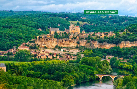 Medieval village Beynac-et-Cazenac, castle and Dordogne river, worth visiting.