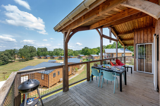 Mobile home with terrace, table and barbecue at CLICOCHIC Linotte (24).