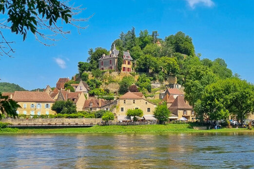 Picturesque medieval village on the Dordogne river, a must-see in Nouvelle-Aquitaine.