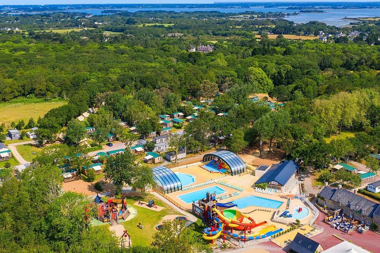 Water park, slides, mobile homes at CAPFUN Lodge campsite in SARZEAU (56).