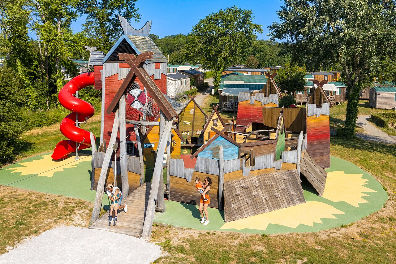 Giant playground with spiral slide and zip line at CAPFUN Lodge campsite in SARZEAU (56).