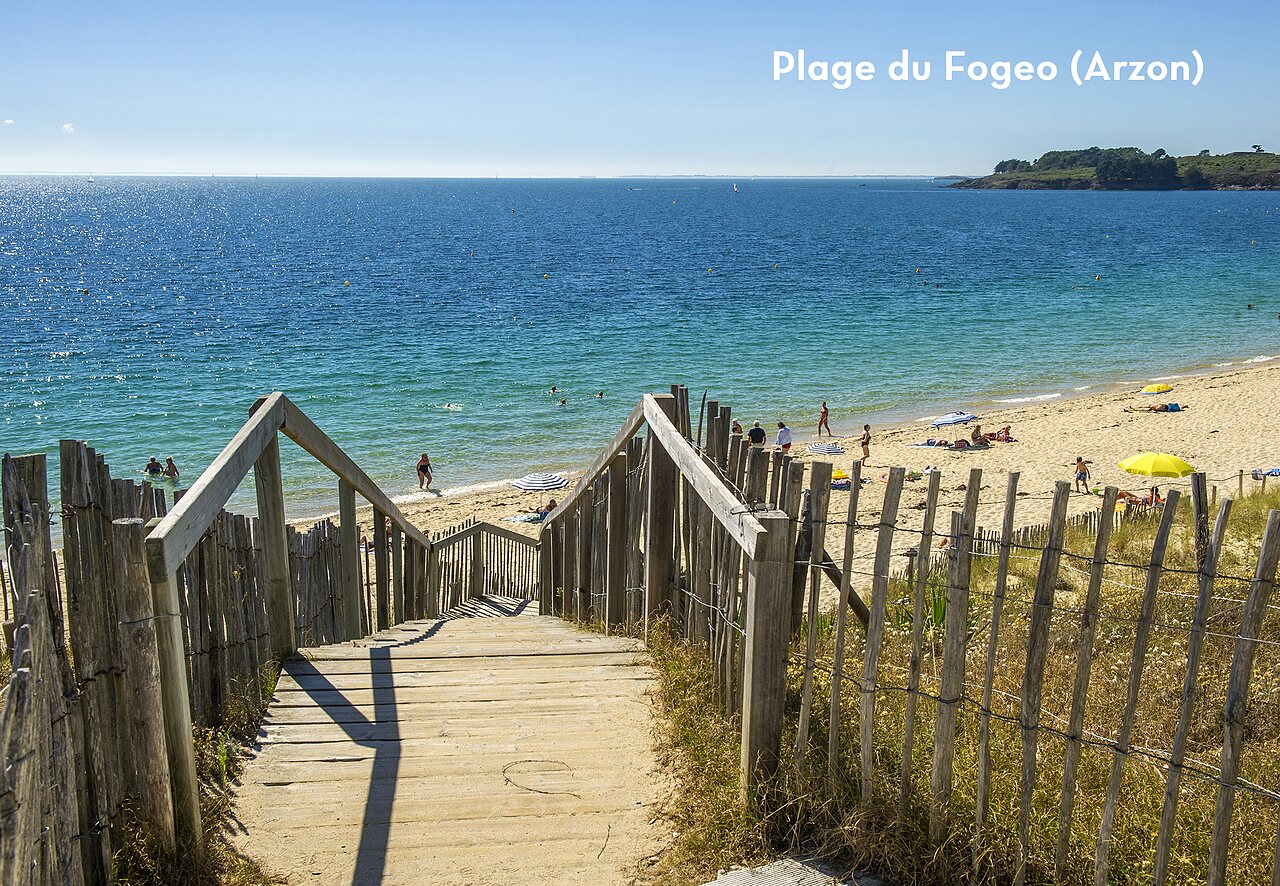 Fogeo Beach in Arzon, Morbihan, with wooden access and turquoise sea.