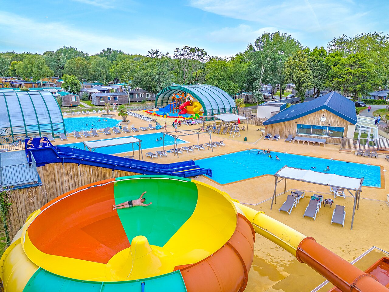 Water slides, outdoor and indoor pools at CAPFUN Lodge campsite in SARZEAU (56).