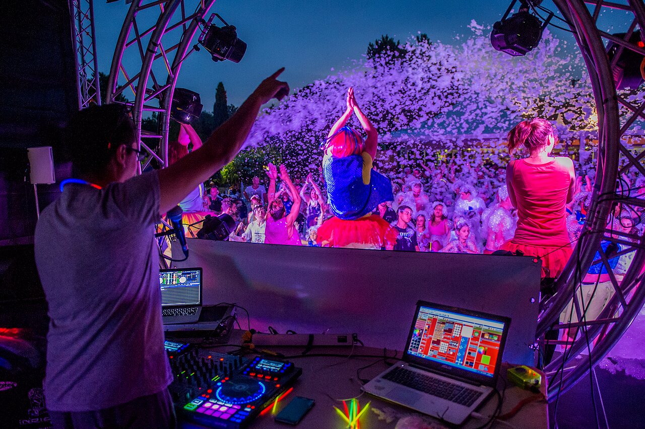 Foam party with DJ and dancers at CAPFUN Lodge campsite SARZEAU (56).