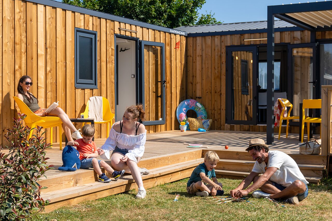 Modern mobile home with terrace, family at CAPFUN Lodge Sarzeau (56).
