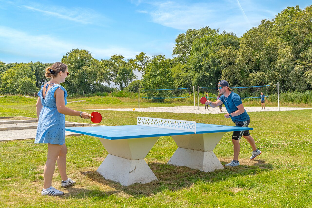 Outdoor table tennis and volleyball court at CAPFUN Lodge campsite in SARZEAU (56).