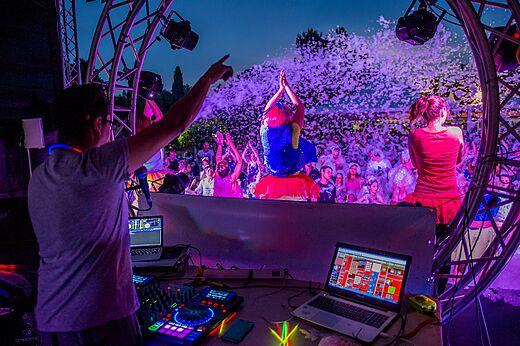 DJ animating foam party with guests at CAPFUN Lodge campsite SARZEAU (56).