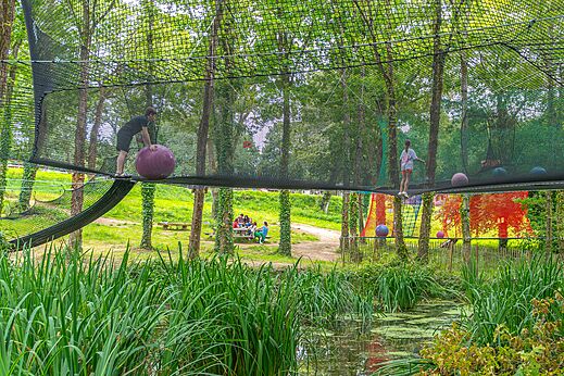 Suspended net park with children and giant balls at CAPFUN Lodge campsite in SARZEAU (56).