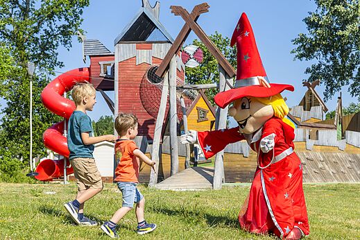 Mascot, children, playground at CAPFUN Lodge campsite in SARZEAU (56).