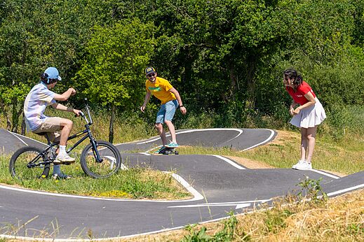 Pump track with BMX and skateboard at CAPFUN Lodge campsite in SARZEAU (56).
