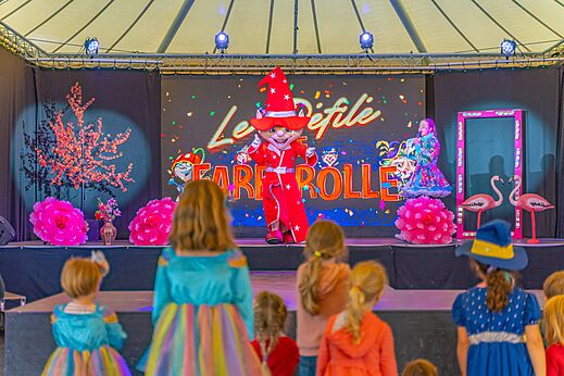 Animation show with mascot and children at CAPFUN Lodge campsite SARZEAU (56).