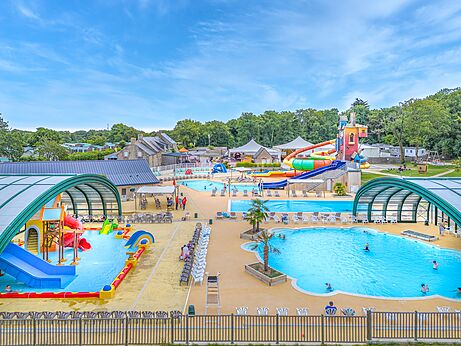 Large water park with pools and slides at CAPFUN Lodge campsite in SARZEAU (56).