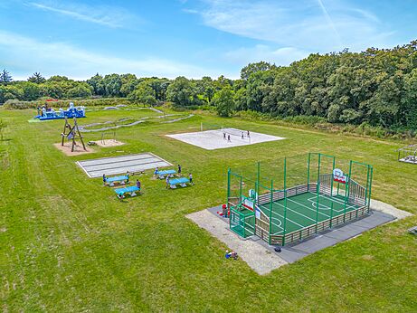 Multi-sport court, volleyball and games at CAPFUN Lodge campsite in SARZEAU (56).