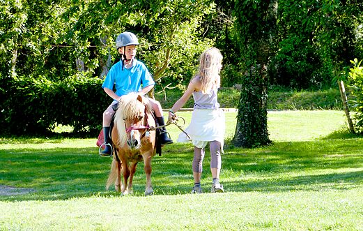 Pony riding activity for children, supervised at CAPFUN Lodge campsite in SARZEAU (56).