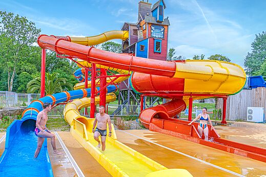 Colorful water slides and play zone at CAPFUN Lodge campsite in SARZEAU (56).