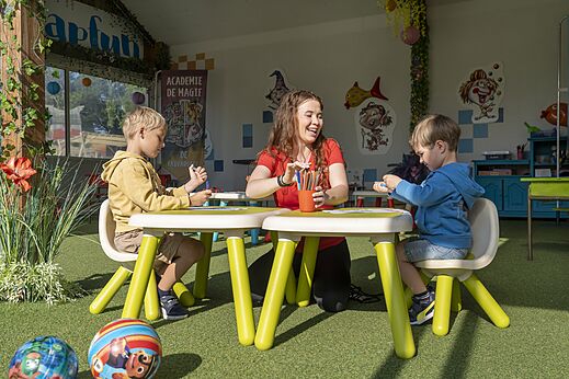 Drawing activity for children with animator at CAPFUN Lodge campsite in SARZEAU (56).