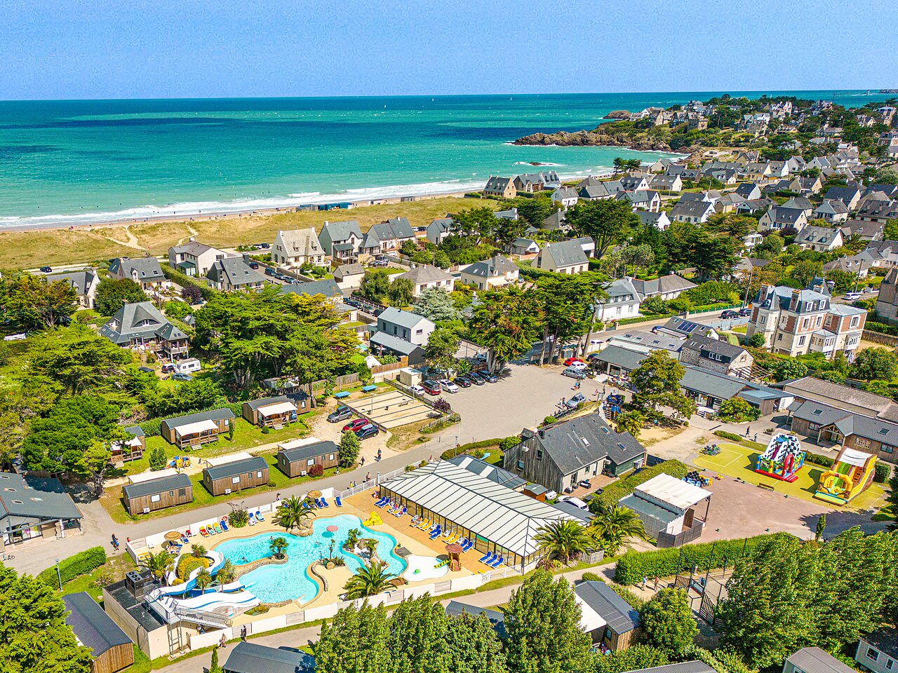 Water park at CLICOCHIC Longchamp campsite in Saint Lunaire (35).
