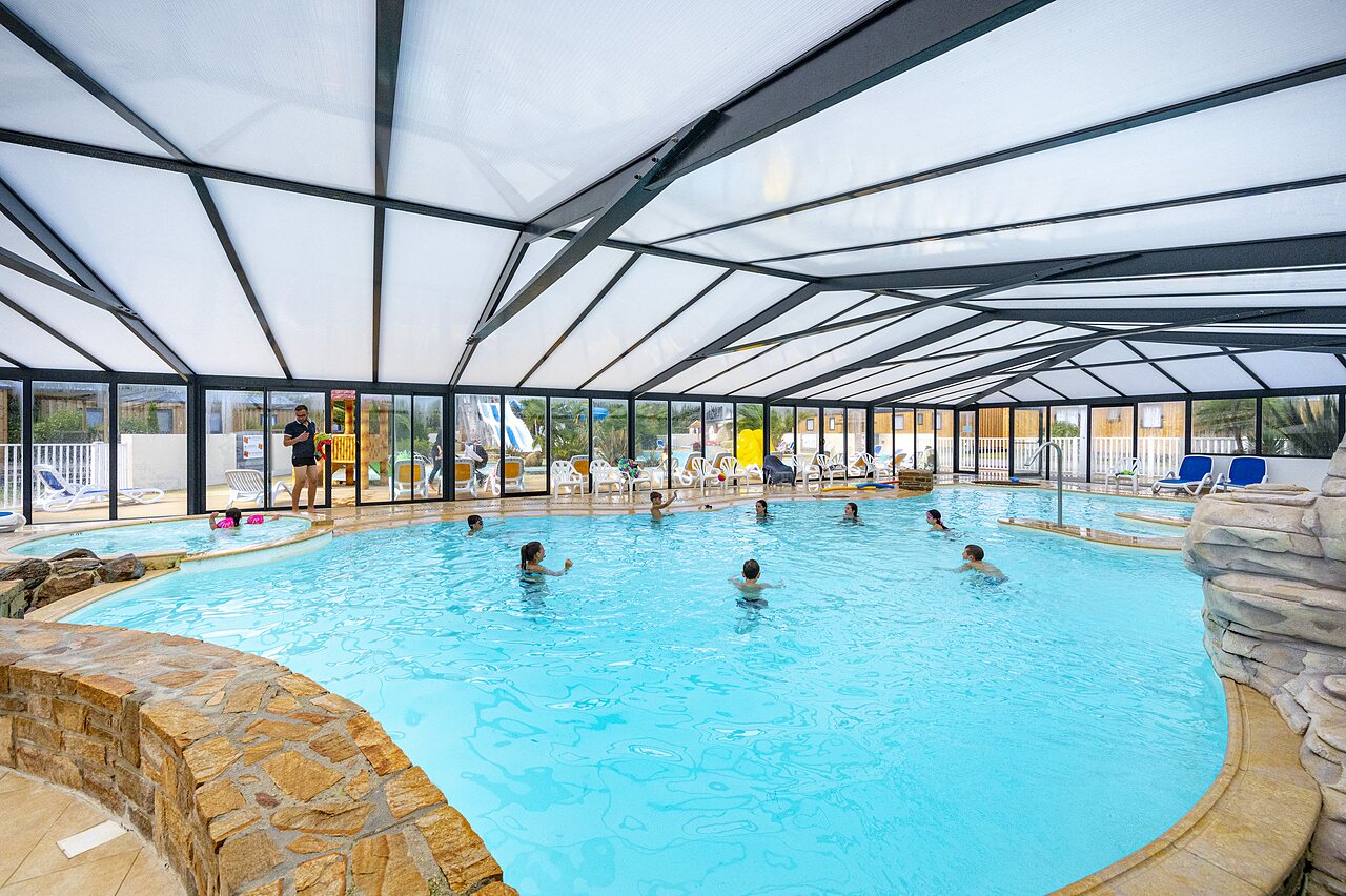 Covered pool, jacuzzi, water games at CLICOCHIC Longchamp campsite Saint Lunaire (35).