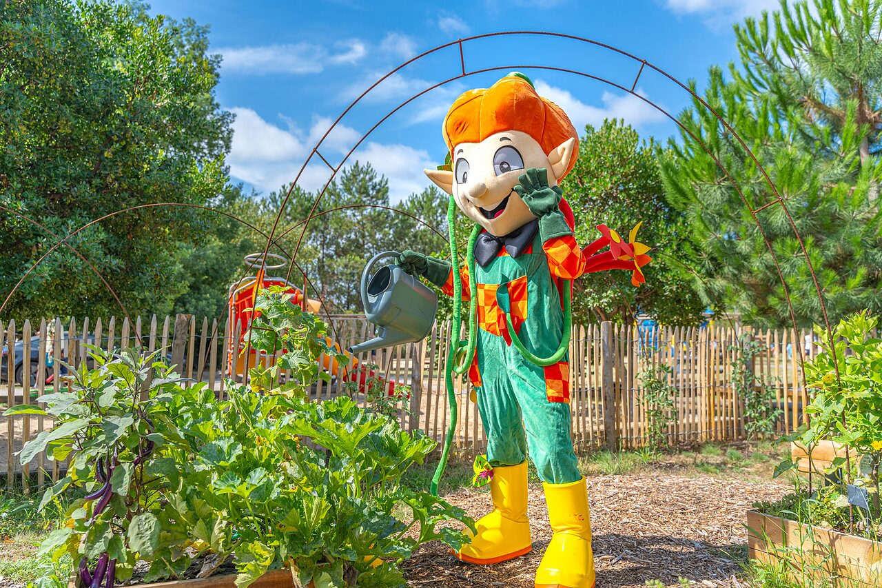 Mascot watering educational garden with children's games at CLICOCHIC Longchamp campsite in Saint Lunaire (35).